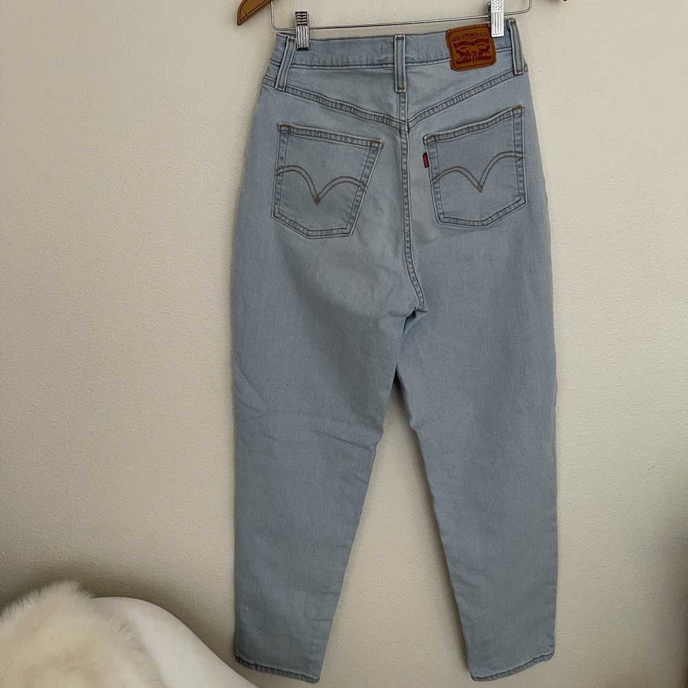 28 women’s Levi’s